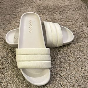 Excellent condition never worn size 7.5 Dottie white cocci flip flops